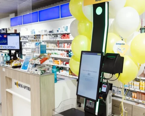 Mēness aptieka внедрила кассы самообслуживания для улучшения аптечного обслуживания в Латвии