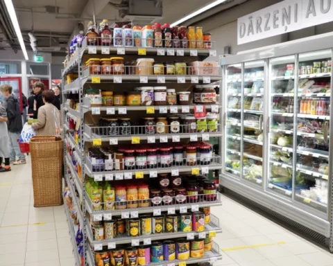 Минфин: цены на продукты в Латвии не снизятся из-за дефицита рабочей силы и роста тарифов