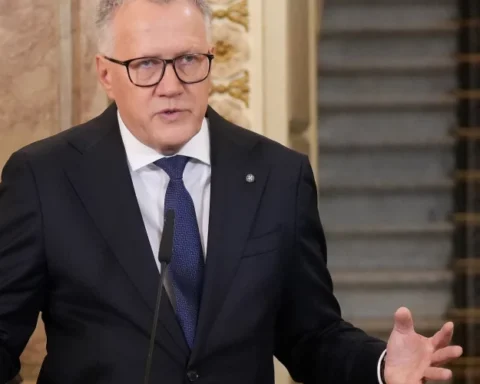 Министр обсуждает повышение налогов и новый бюджет Латвии на три года