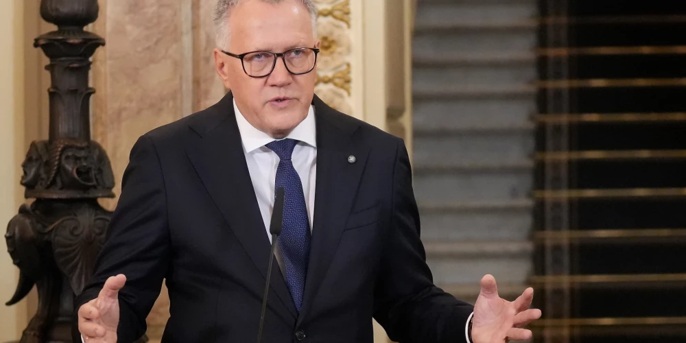 Министр обсуждает повышение налогов и новый бюджет Латвии на три года