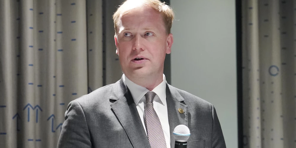 Министр предлагает Илону Маску купить airBaltic: критика как дешевый пиар