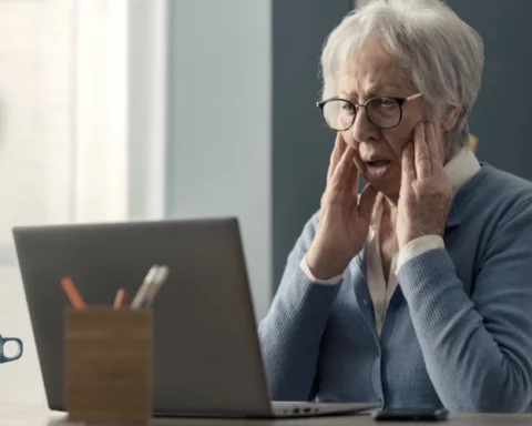 Мошенники в соцсетях используют имена умерших для обмана латвийцев