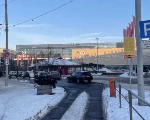 На площади у Центрального вокзала Риги открыта регулируемая парковка для краткосрочной стоянки