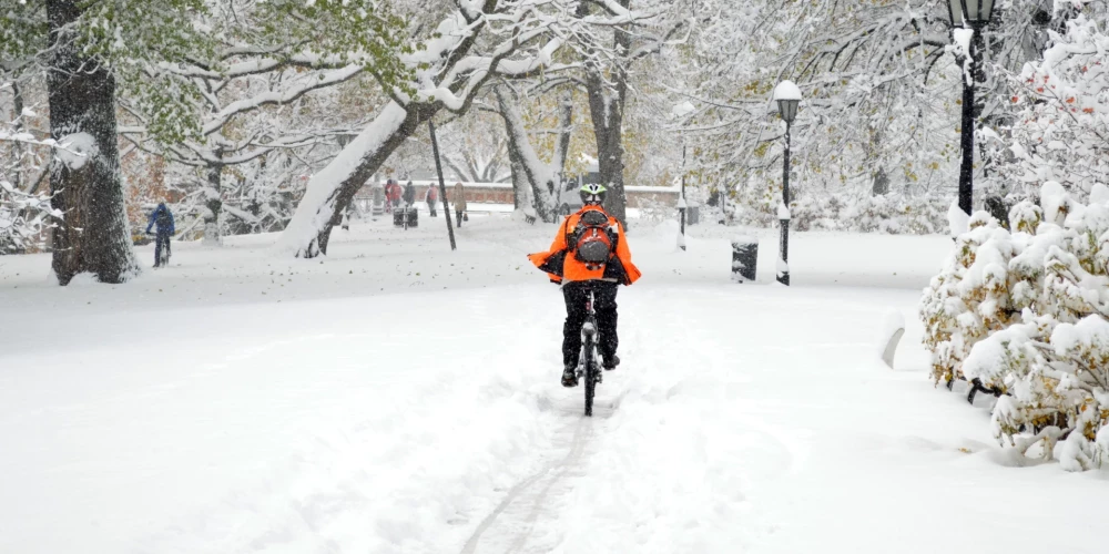 На западе Латвии объявлено желтое предупреждение из-за сильного снегопада
