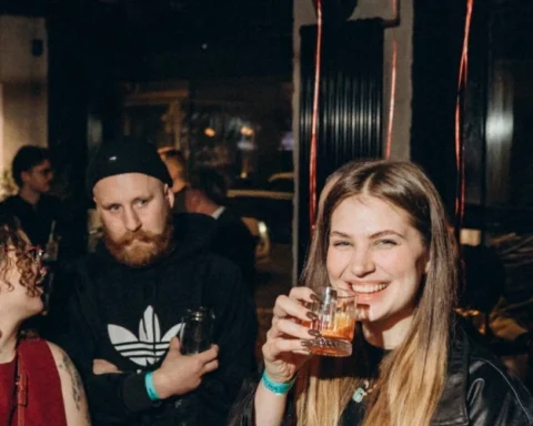 Новое кафе в Риге предлагает завтраки весь день и программы с DJ-сетами