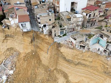 Опасный оползень угрожает итальянскому городу Нишеми: эвакуированы 1500 жителей