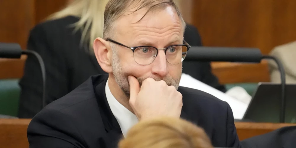 Пассажирские перевозчики требуют отставки Атиса Швинки из-за критики новых закупок