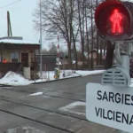 Пешеходы игнорируют новый светофор и продолжают рисковать на переезде