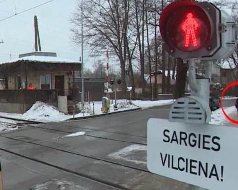 Пешеходы игнорируют новый светофор и продолжают рисковать на переезде