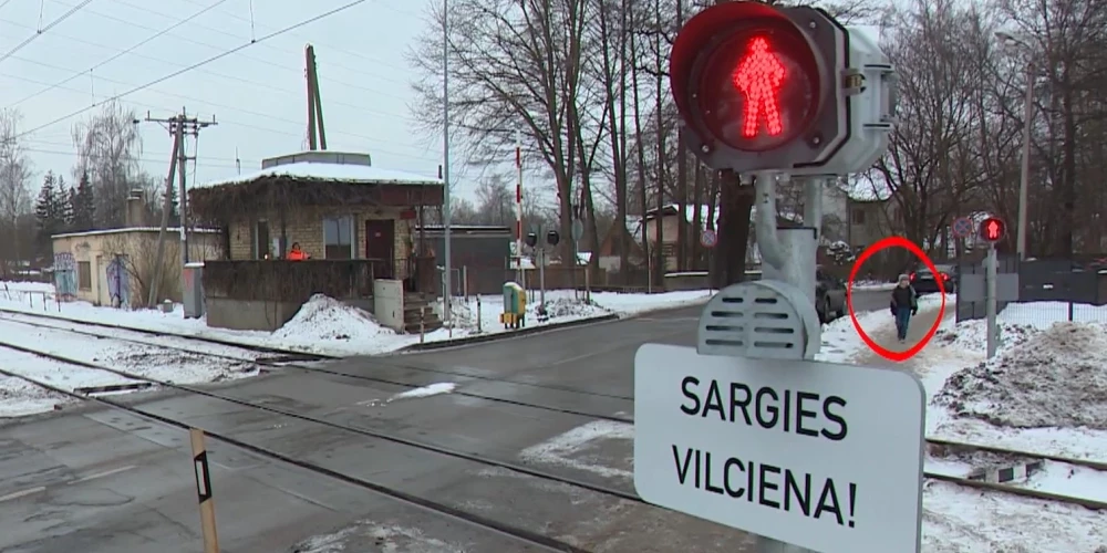 Пешеходы игнорируют новый светофор и продолжают рисковать на переезде