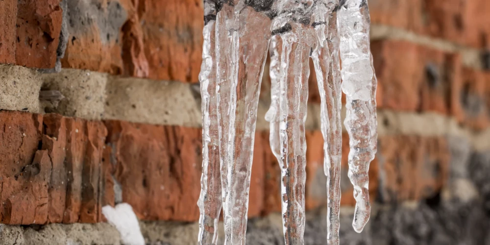 Повреждение труб может стоить от 5 до 30 тысяч евро: как защитить жильё