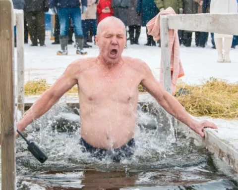 Православные празднуют Крещение Господне: купания в ледяной воде в Латвии 19 января