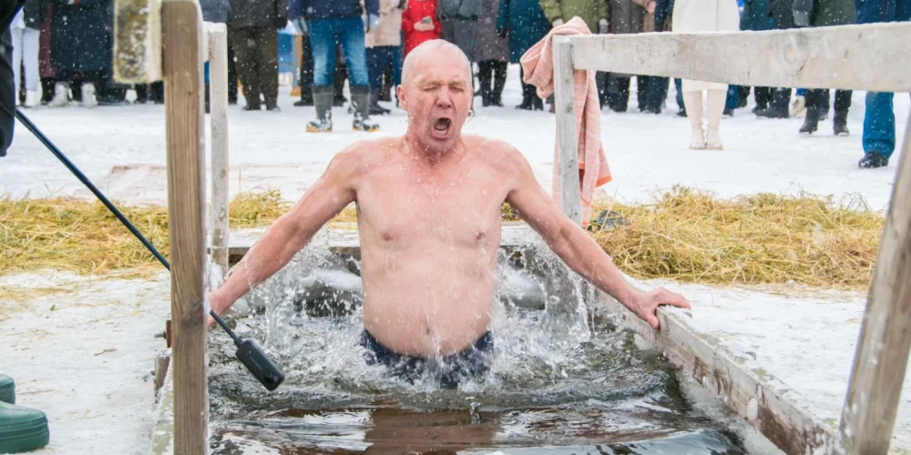 Православные празднуют Крещение Господне: купания в ледяной воде в Латвии 19 января