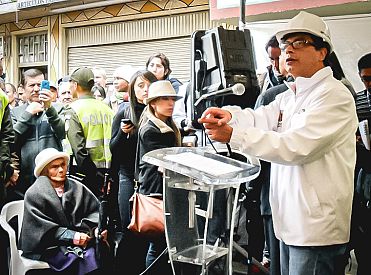 Президент Колумбии Петро разоблачает иммиграционные рейды США и обсуждает угрозы безопасности