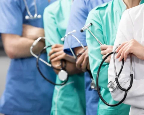 Профсоюз оспорил официальные данные о доходах российских врачей