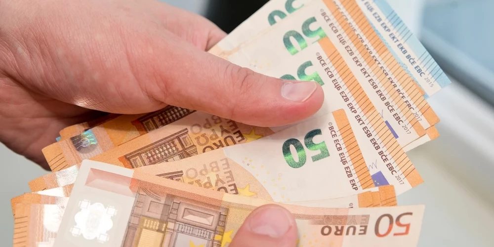 Прогноз изменения зарплат в Латвии на 2026 год: умеренный рост по сравнению с прошлым годом