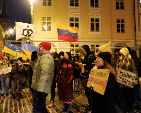 Протест против действий США прошёл у Рижского замка под лозунгом «Руки прочь от Венесуэлы»