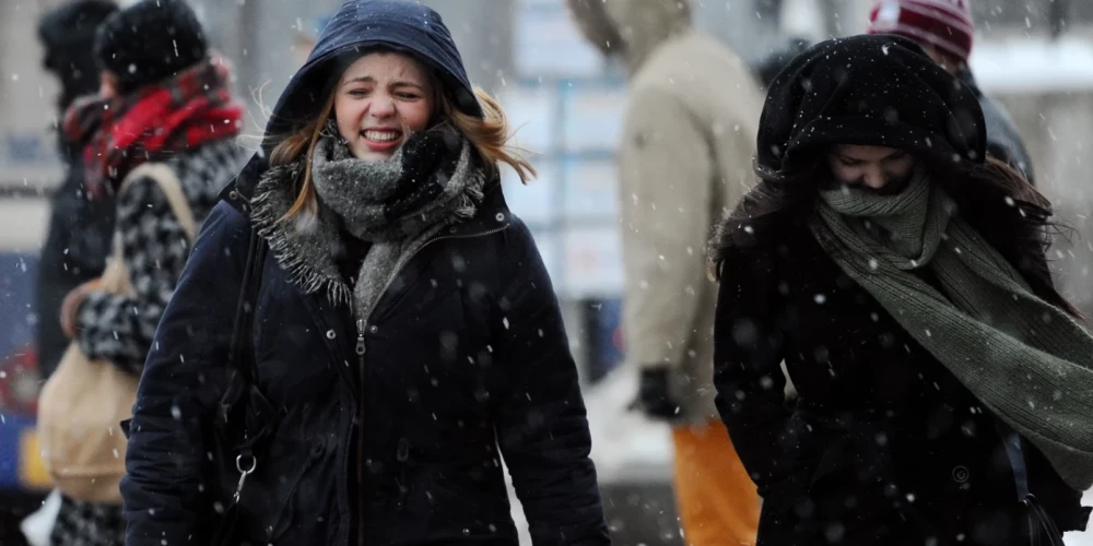 Пятница может стать самым холодным днем зимы в Латвии, ожидается сильный ветер и снегопады