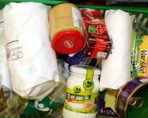 Разница в цене на корзину продуктов в Латвии: 43,51 евро в одном магазине и меньше в другом