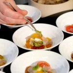 Рига сталкивается с закрытием ресторанов высокой кухни на фоне роста кебабных и азиатских заведений