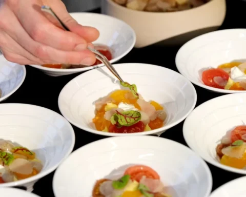 Рига сталкивается с закрытием ресторанов высокой кухни на фоне роста кебабных и азиатских заведений