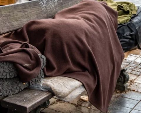 Рига увеличивает помощь бездомным: приюты переходят на круглосуточный режим из-за холода