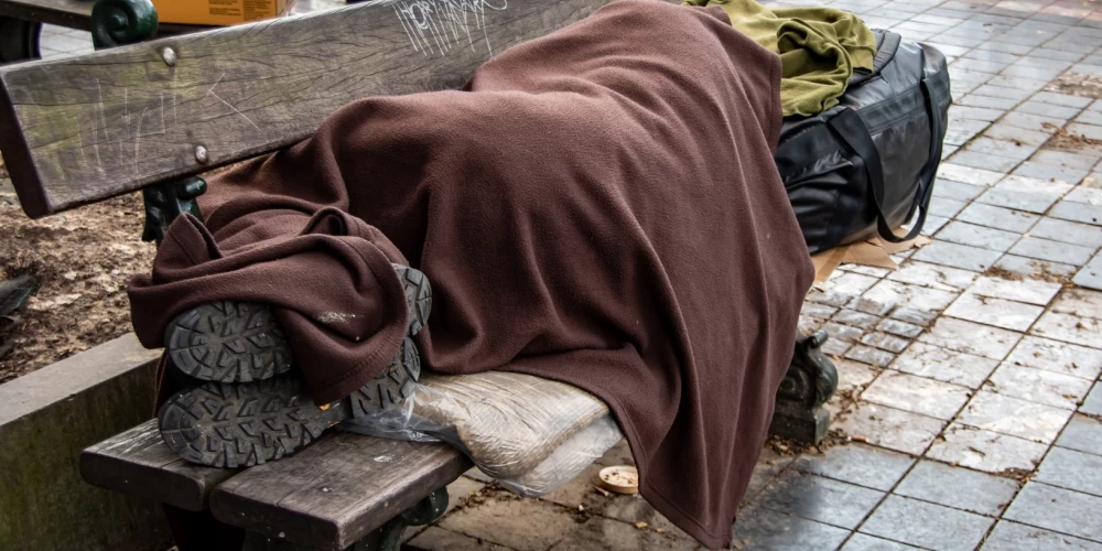 Рига увеличивает помощь бездомным: приюты переходят на круглосуточный режим из-за холода