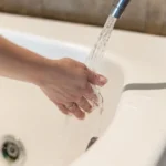 Рига временно приостанавливает штрафы за просрочку платежей за воду из-за зимних условий