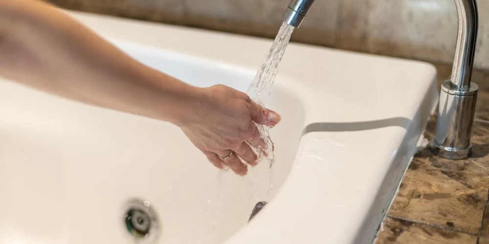 Рига временно приостанавливает штрафы за просрочку платежей за воду из-за зимних условий