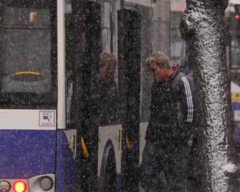 Rīgas satiksme рекомендует пассажирам использовать средние и задние двери для входа и выхода