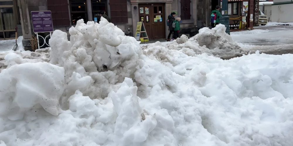Рижанин сообщил о засыпанном снегом тротуаре у торгового центра Aleja