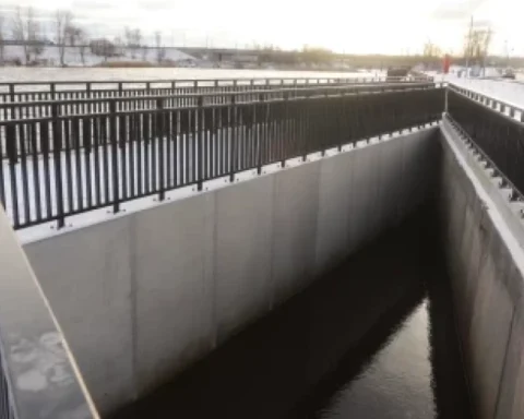 Рижская дума объясняет треугольные "бассейны" на новой набережной Мукусалас