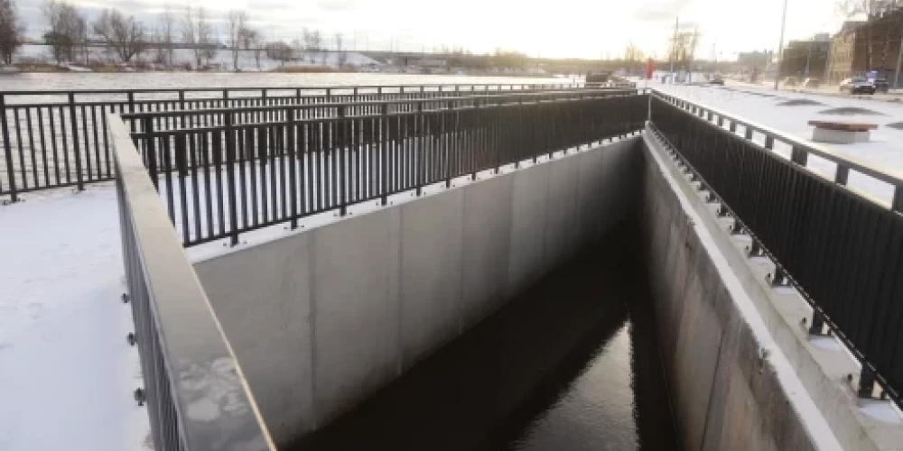 Рижская дума объясняет треугольные "бассейны" на новой набережной Мукусалас