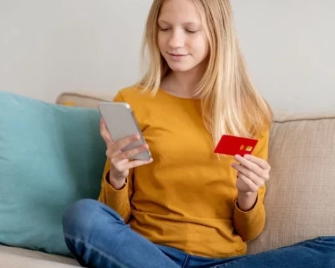 Родители в Латвии все чаще отказываются от наличных и вводят банковские карты для детей