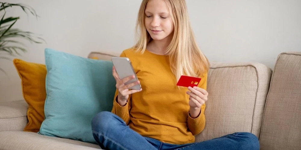 Родители в Латвии все чаще отказываются от наличных и вводят банковские карты для детей