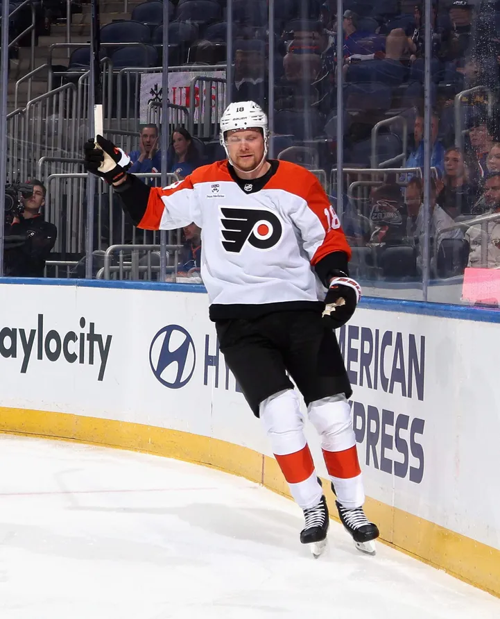 Родриго Аболс забивает гол в матче НХЛ, "Филадельфия" проигрывает "Питтсбургу"