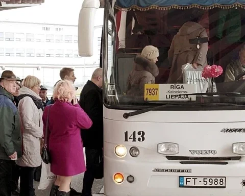 С 15 января подорожают междугородние автобусные и железнодорожные билеты в Латвии