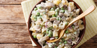 Салат из селедки с картофелем, горошком и солеными огурцами