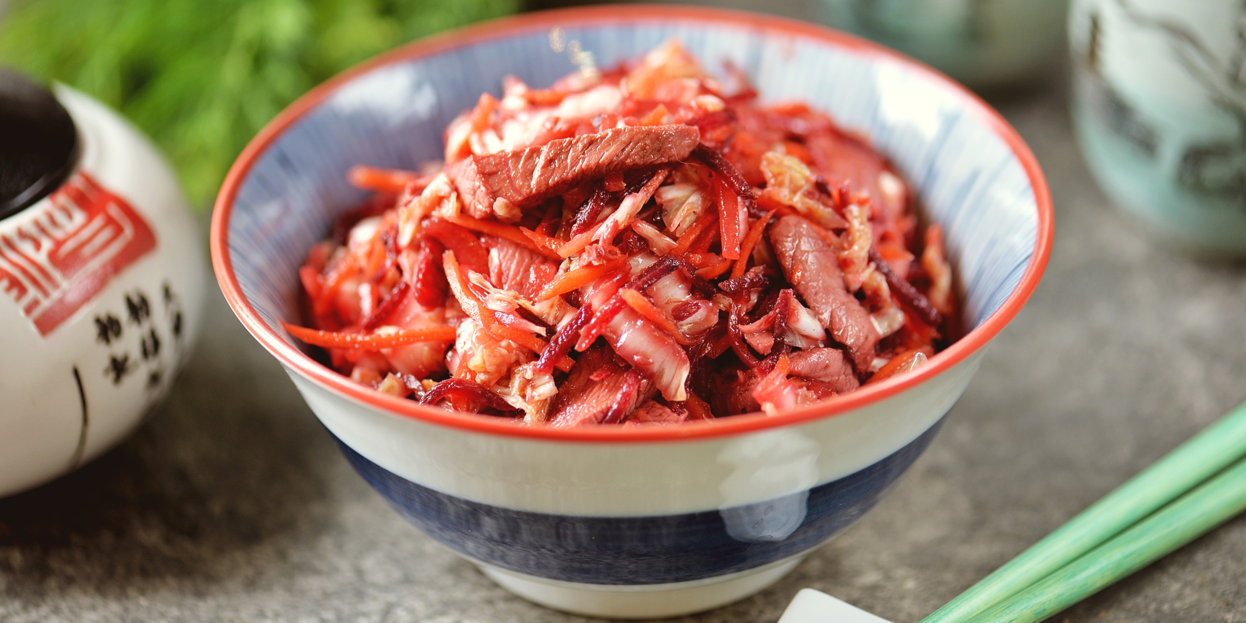 Салат с говядиной, свёклой и пекинской капустой