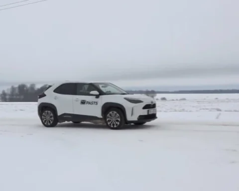 Сельские почтальоны доставляют письма сквозь метель в Латвии