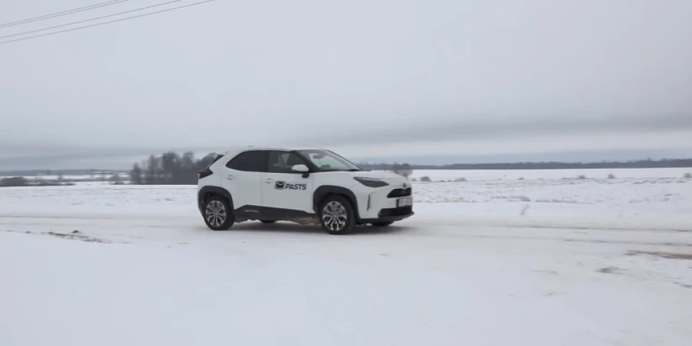 Сельские почтальоны доставляют письма сквозь метель в Латвии