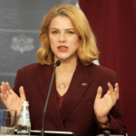 Силиня осталась премьером после провала инициативы об отставке из-за языка