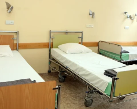 Скандал в Бауской больнице: врач уволена после жалоб пациентов и проверки