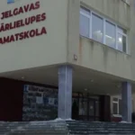 Скандал в Елгаве: ученика, избившего первоклассницу, не собираются исключать из школы