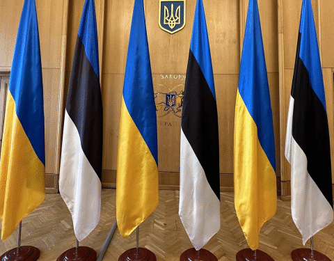 Скандал в Вильянди: власти сняли флаги Украины, вызывая критику бывших мэров