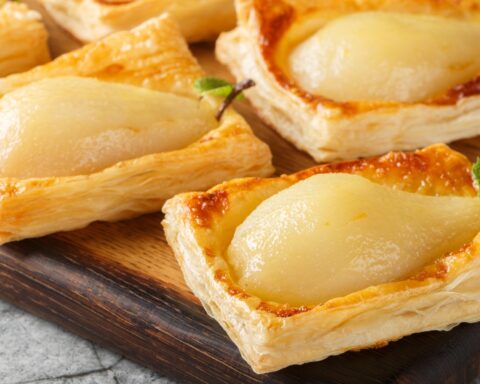 Слойки с грушей, орехами и крем-сыром