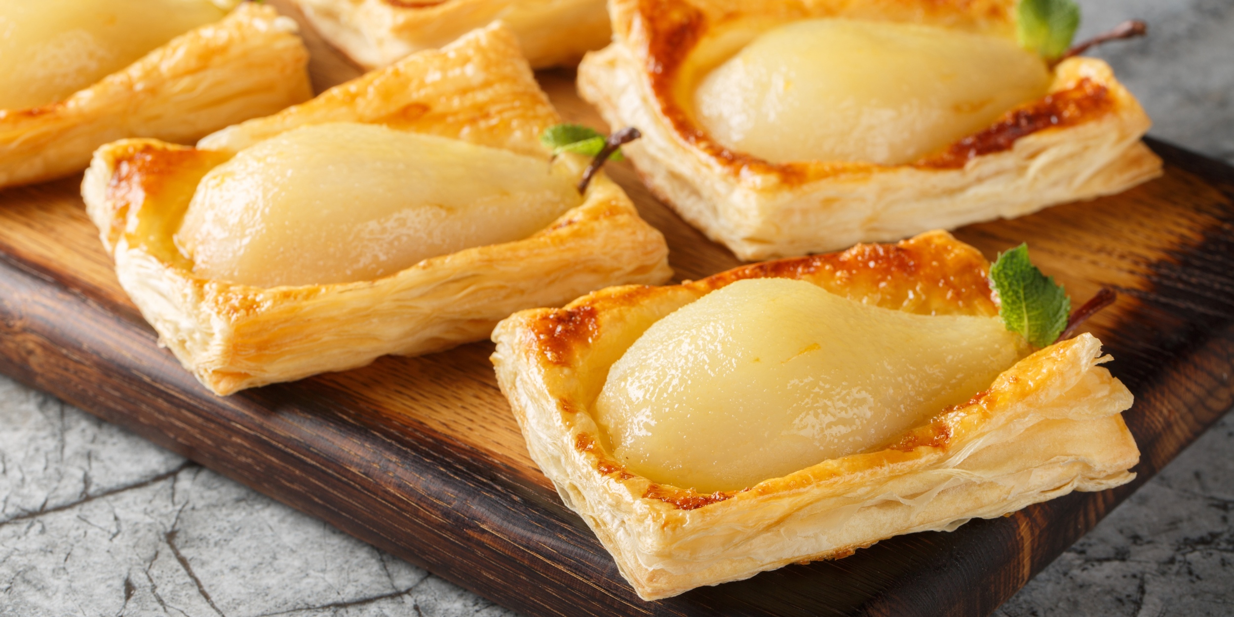 Слойки с грушей, орехами и крем-сыром