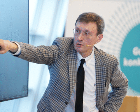 Социолог: Латвия движется к повторению исторической ситуации с эмиграцией и деградацией общества