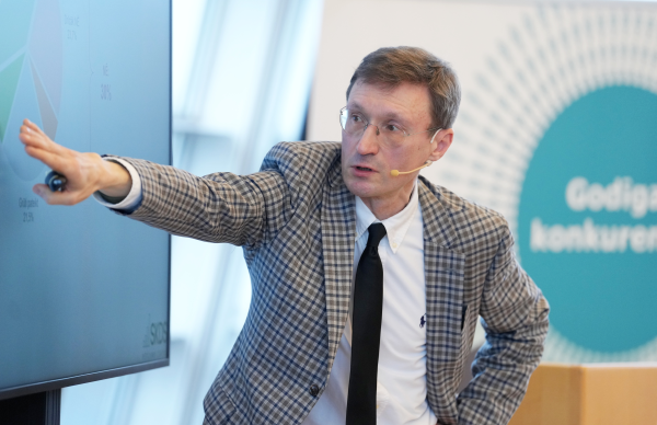 Социолог: Латвия движется к повторению исторической ситуации с эмиграцией и деградацией общества