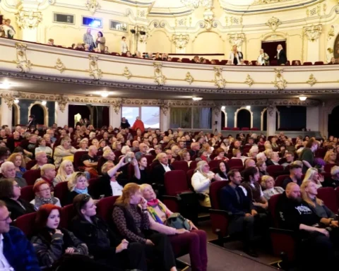 Театры Латвии обсуждают повышение цен на билеты и сокращение художественных постановок